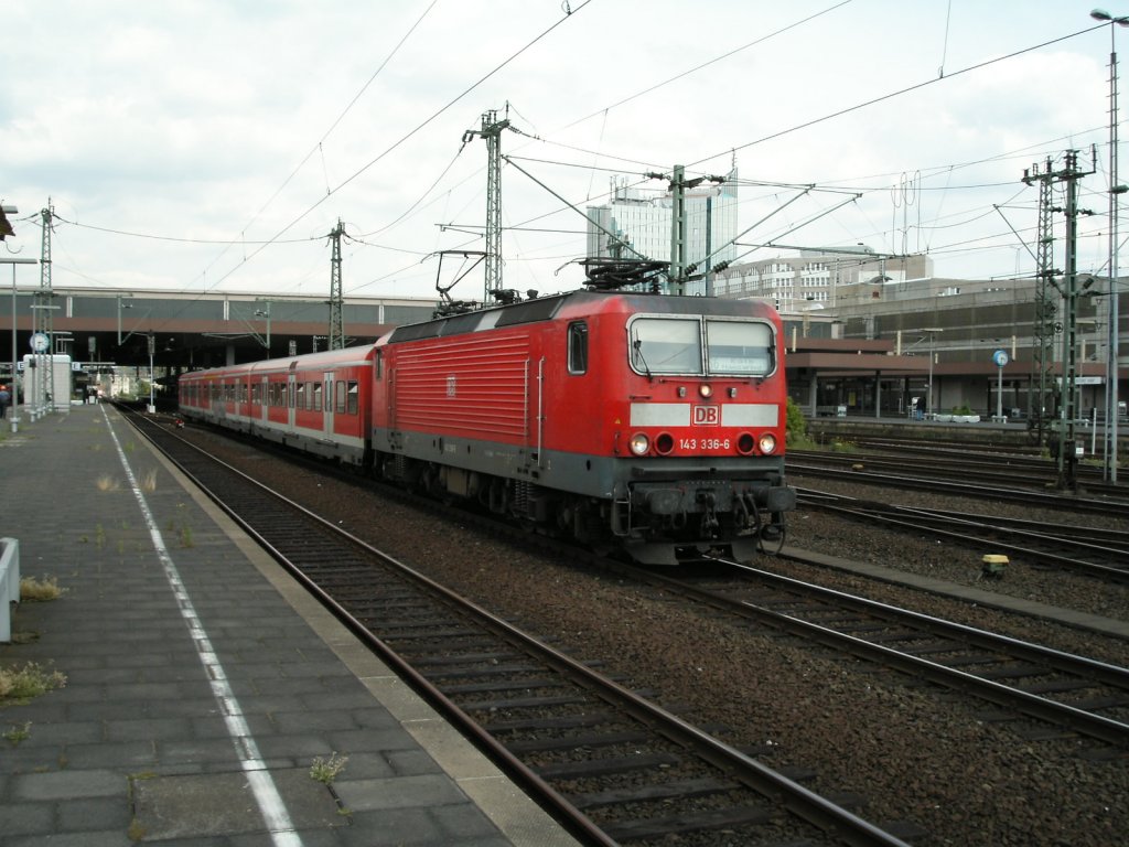 Eine DB 143 verlt am 26.06.2004 mit einem S-Bahnwendezug den Dsseldorfer Hauptbahnhof auf dem Weg nach Kln.