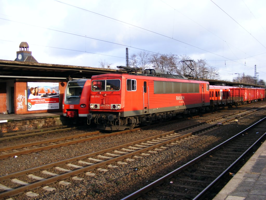 Eine DB 155 ist am 19.12.2008 im Bahnhof von Herne unterwegs.