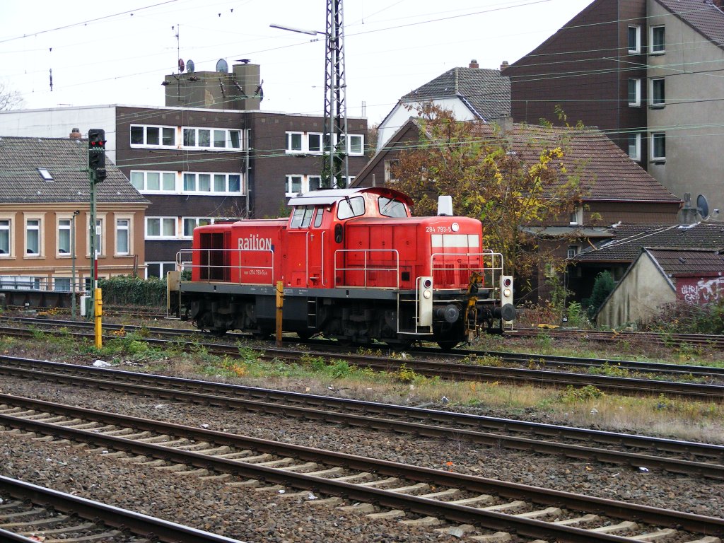 Eine DB 294 ist am 06.11.2009 im Bahnhof Herne unterwegs.