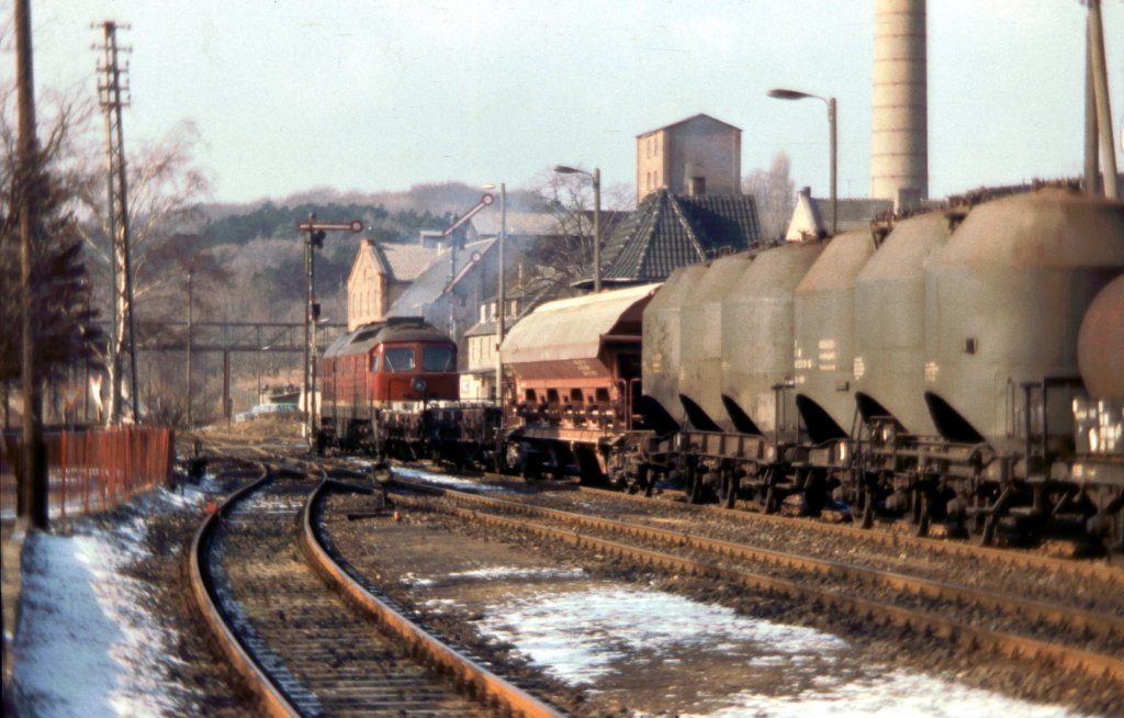 Eine Diesellok der BR 132 verl�sst am 12.02.1981 den Bf Vitzenburg mit einem G�terzug Richtung Artern. (Foto: Klaus Pollm�cher)