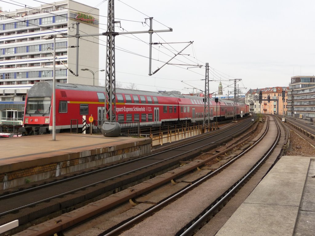 Eine Doppelstockgarnitur des Airport-Express Schnefeld erreicht am 11.04.2012 Berlin-Alexanderplatz.
Linie RB14 -> Berlin Schnefeld Flughafen