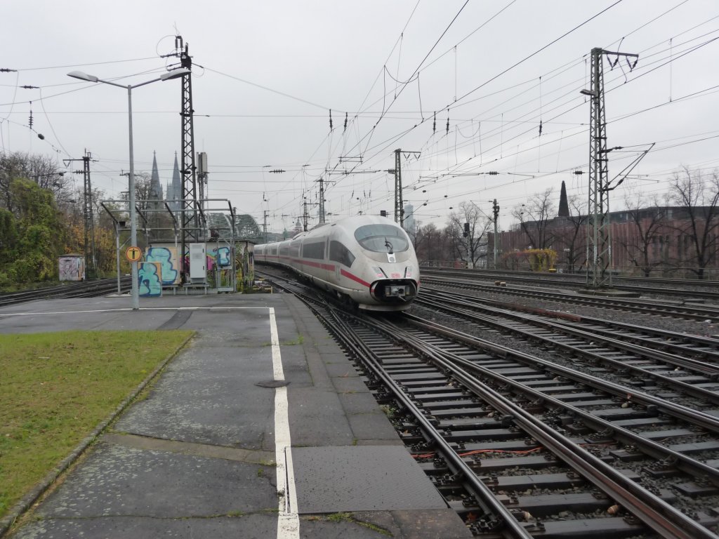 Eine Doppeltraktion ICE3 muss auf der Hohenzollernbrcke auf Einfahrt in den Klner Hauptbahnhof warten und blockiert so die Weichenstraen im Bahnhof Kln-Messe/Deutz. 24.11.2012