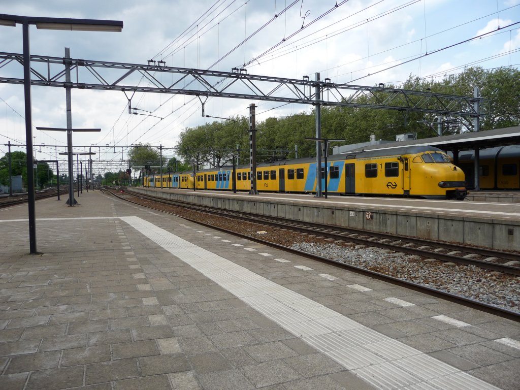 Eine Doppeltraktion Mat '64-Triebwagen verlsst an 29.05.2010 den Bahnhof Dordrecht.