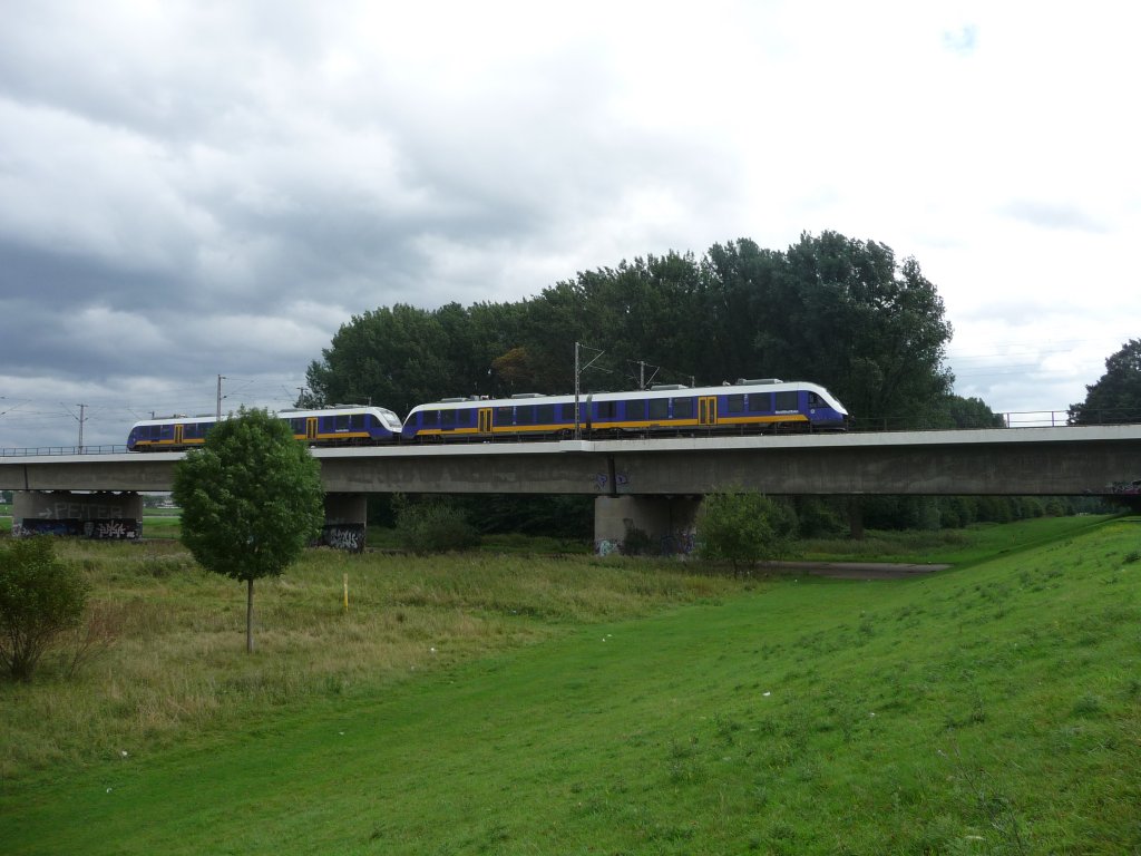 Eine Doppeltraktion NWB-Lints auf der Hammer Rheinbrcke.
Linie RE10 -> Kleve