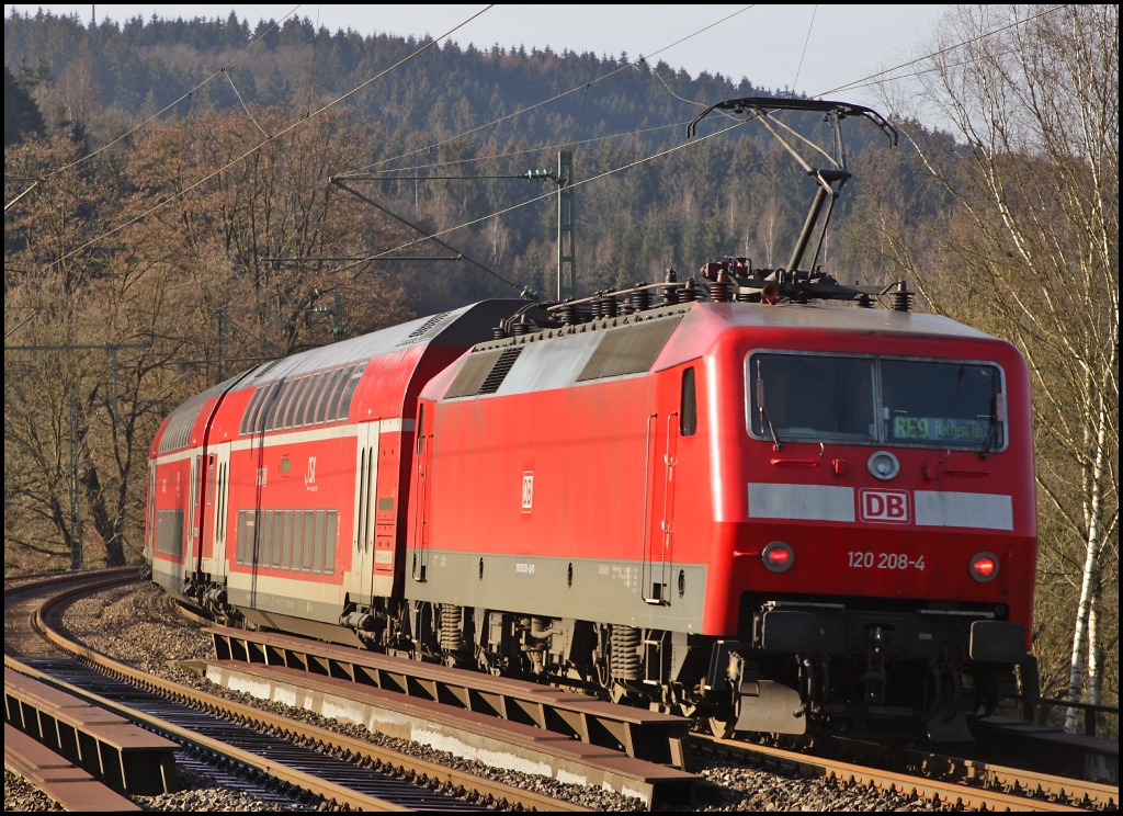 Eine von Dreien fhrt wieder...120 208 schiebt hier den RE 9 (RE 10916) in Richtung Aachen. (25.01.12, Niederhvels)