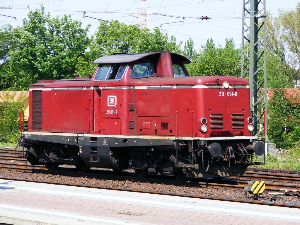 Eine ehemalige DB 211 der EfW ist am 09.05.2008 im Bahnhof von Dortmund-Mengede unterwegs.