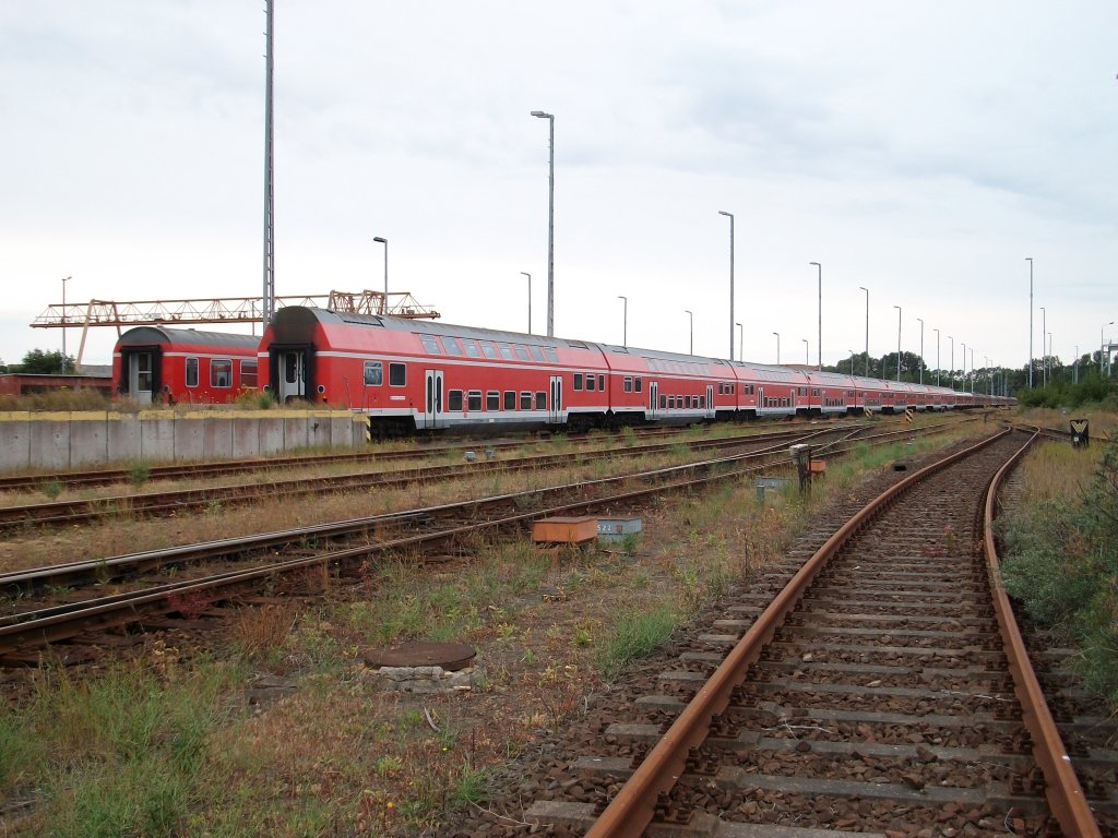 Eine endlose Schlange abgestellter Doppelstockwagen stehen seit lngerem in Mukran.