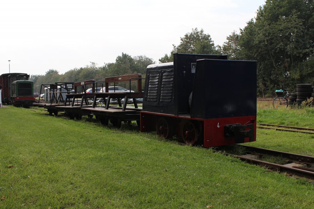 Eine Feldbahnklok der Firma Schme.
Sie ist Auch Eigentum des Deutschen Feld und Kleinbahnmuseum Deinste e.V
Am 03.10.2011 Stand sie Im Kleinbahnhof Deinste und Wartet Auf Fahrgste.