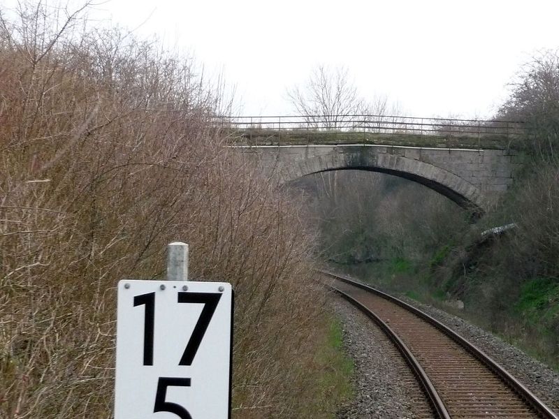 Eine Feldwegbr�cke zwischen Kirchscheidungen und Karsdorf am 04.04.2009. (Foto: Ralf Kuke)