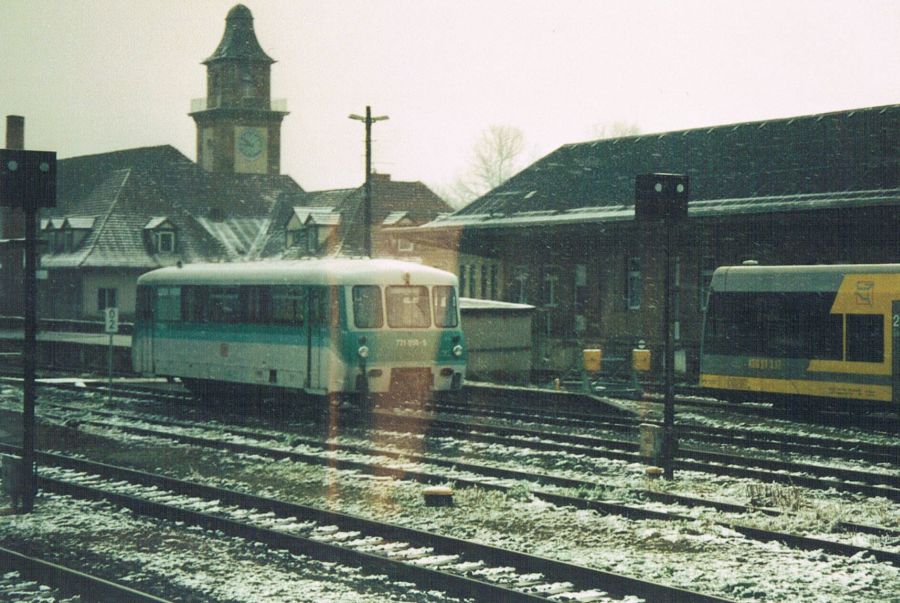 Eine Ferkeltaxe der BR 772 am 04.02.2002 im Bf Zeitz. (Foto: Jakob Fischer)