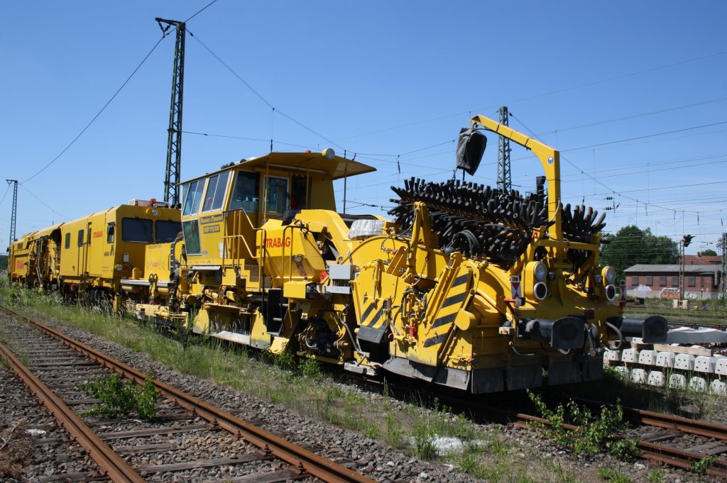 Eine Gleibaumaschiene die Fr den Bereich Schotter Ttig ist .
Buchholz in der Nordheide am 03.06.2011