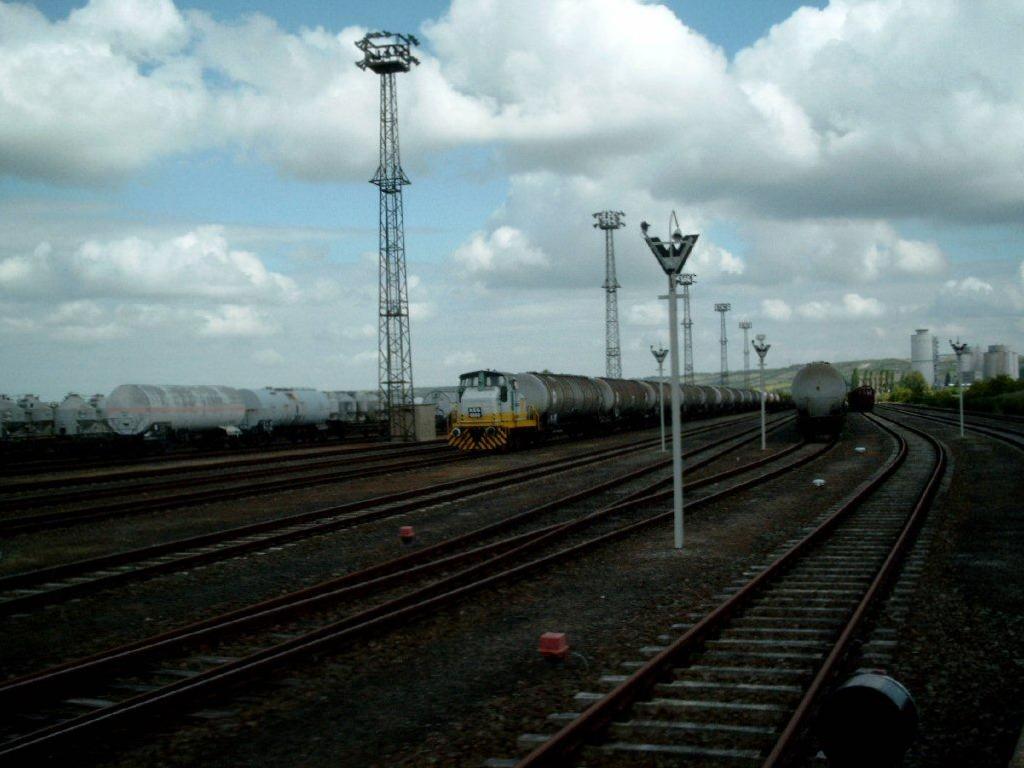 Eine Henschel DH240 B von ARCO beim rangieren von Kesselwagen, im Rangierbahnhof  100er Gleise  des Zementwerks in Karsdorf im Jahr 2007. (Foto: Dieter Bauer)