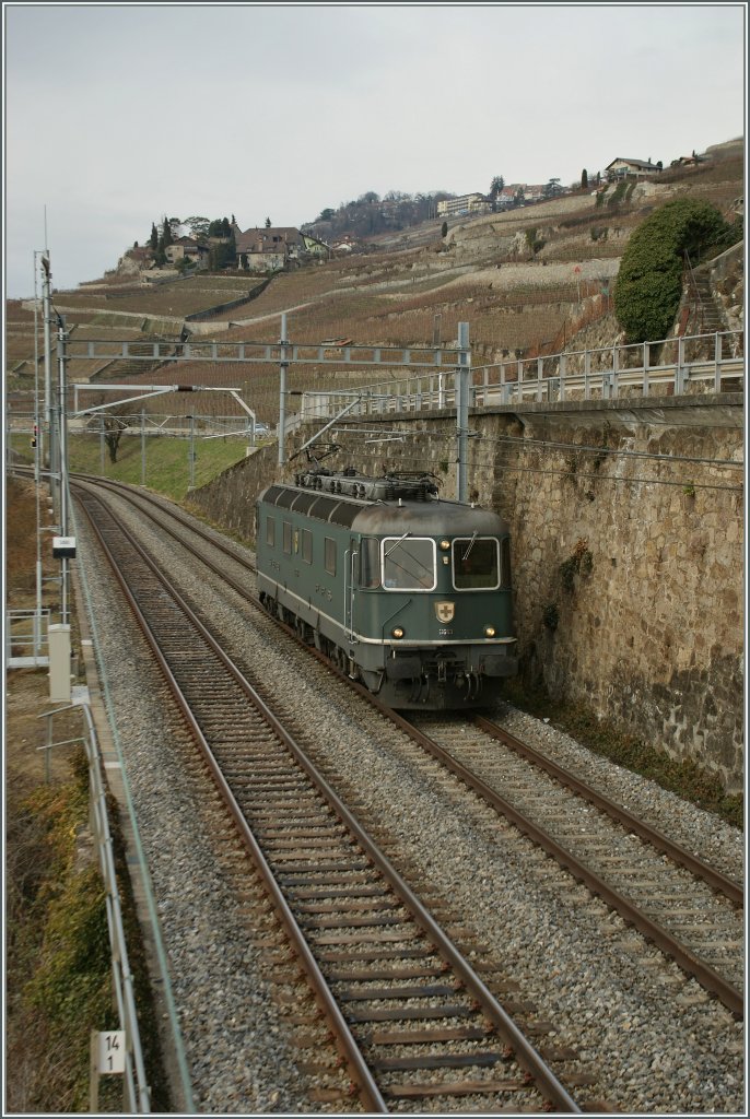 Eine der letzten grnen Re 6/6: Re 6/6 11663 bei Rivaz am 20. Jan. 2011.