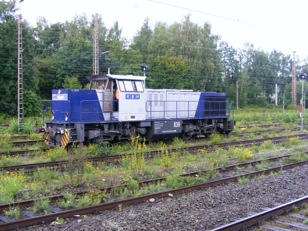 Eine MaK 1206 der RBH ist am 30.08.2010 im Bahnhof Gladbeck-West unterwegs.