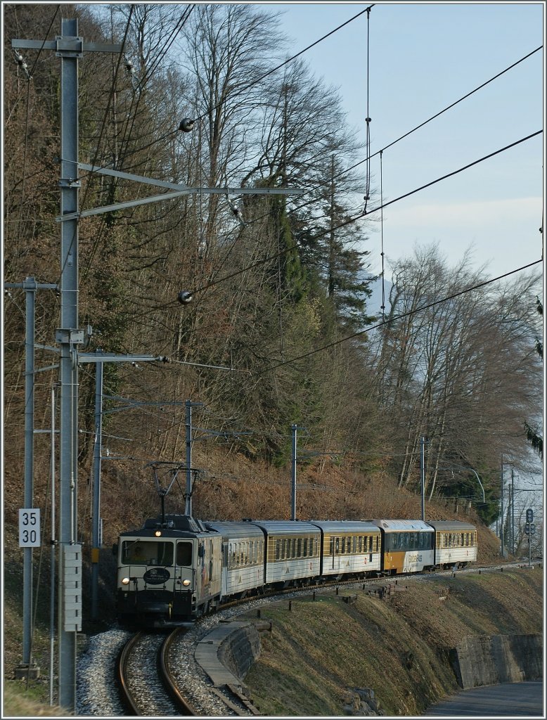 Eine neune Werbelok auf der MOB: Die GDe 4/4 macht Werbung fr die Raiffeisenbank, hier mit einem Regionalzug nach Zweisimmen kurz vor Chamby.
21.03.2012