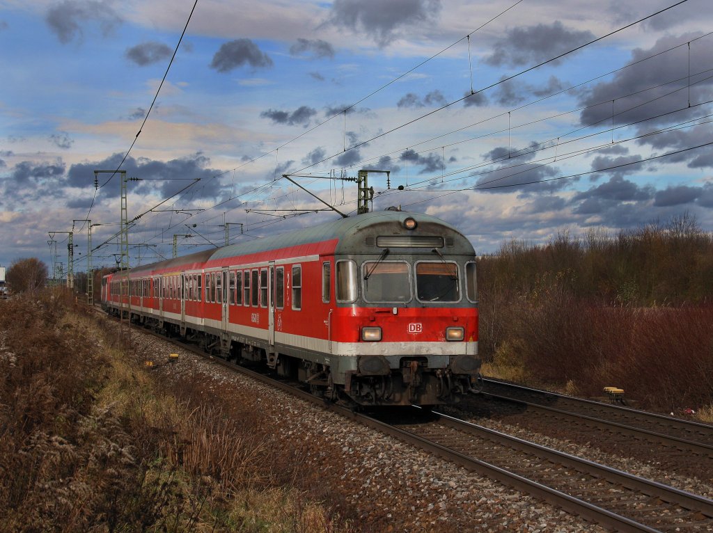 Eine RB nach Plattling am 13.11.2010 bei der Einfahrt in Obertraubling. 
