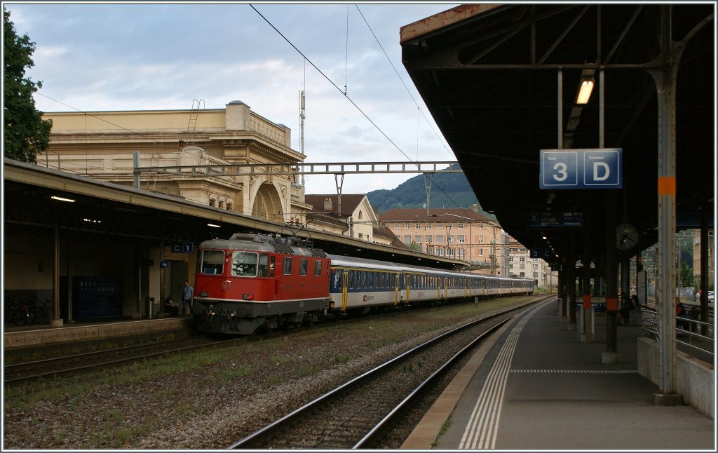 Eine SBB Re 4/4 II als Schublok eines aus EW I/II bestehenden RE. 
 3. Aug. 2012