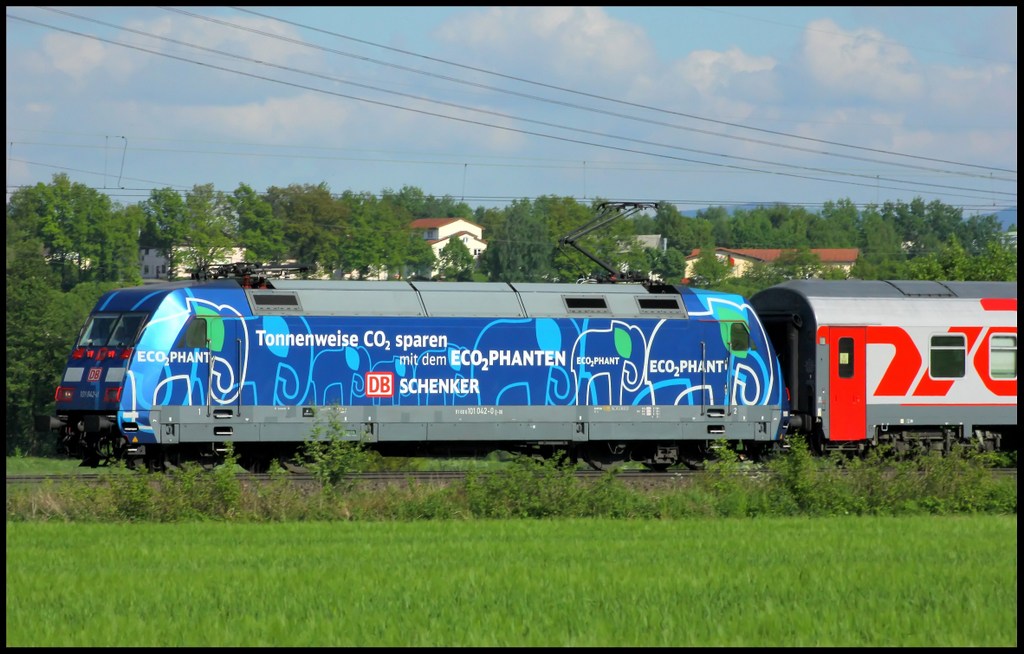 Eine Seitenaufnahme von 101 042 mit ihrem EN 453 am 18.05.13 bei Kerzell