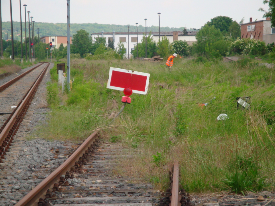 Eine Sh2-Tafel vor den ehemaligen Rangiergleisen am Naumburger Ostbahnhof; 28.05.2011 (Foto: G�nther G�bel)