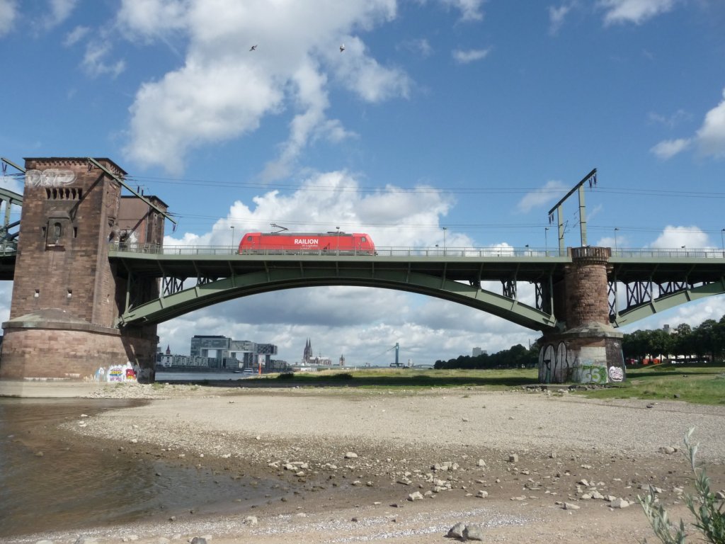 Eine solo fahrende 185.2 der DB am 06.08.2012 auf der Klner Sdbrcke.