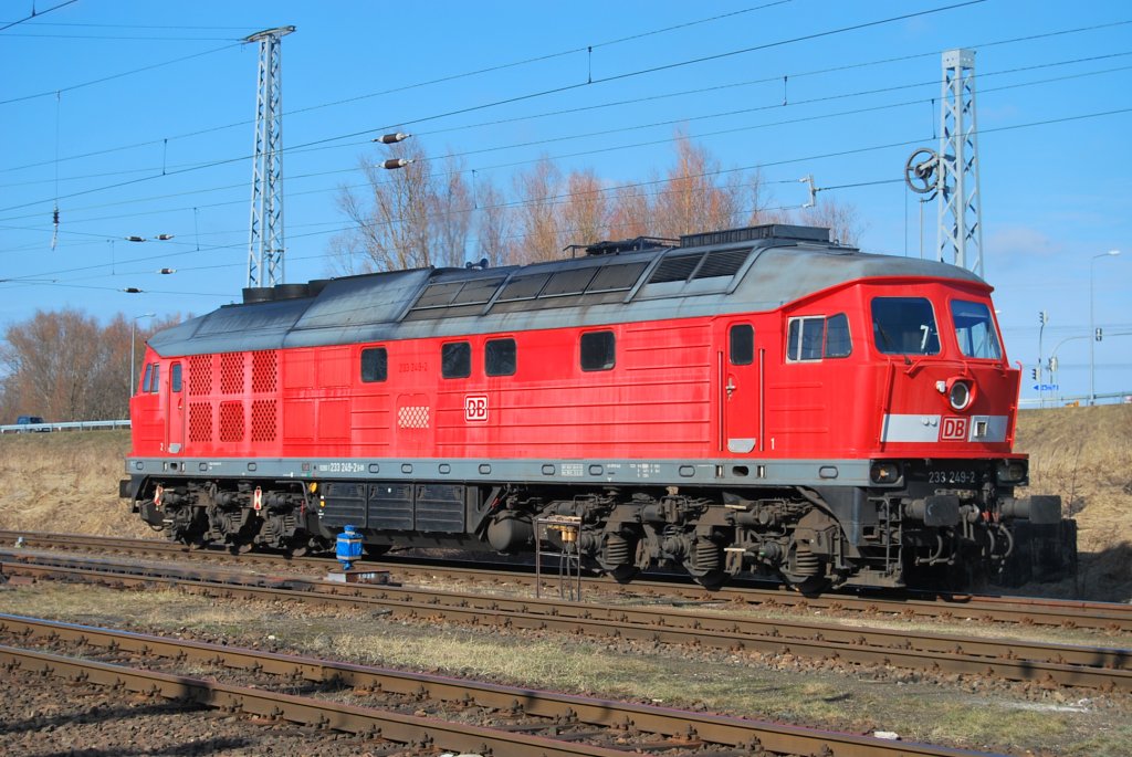 Eine  Sowjetische  in bester Fotopose.233 249 rangiert am 08.03.2010 an einen Millitrzug.Geknipst in Rostock-Seehafen.