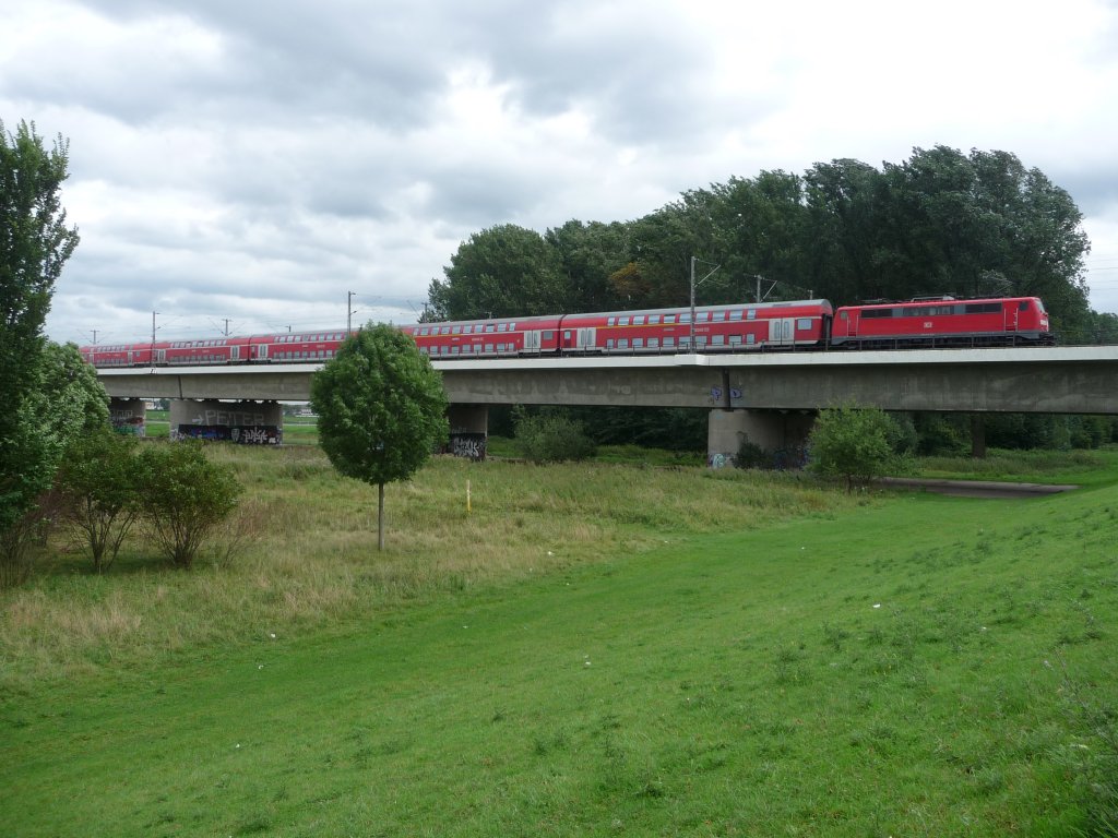 Eine unbekannte 111 schiebt einen RE4 ber die Hammer Rheibrcke. 23.08.2010
RE4 -> Dortmund Hauptbahnhof