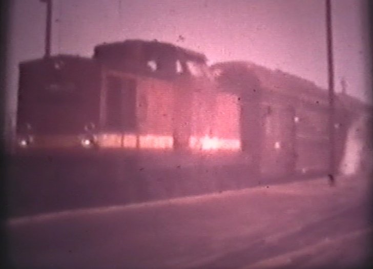 Eine unbekannte V100 mit einem Sonderzug der Konsumgenossenschaft Naumburg-Nebra im Bf Vitzenburg; 1970 (Film: Siegmund Rolke)