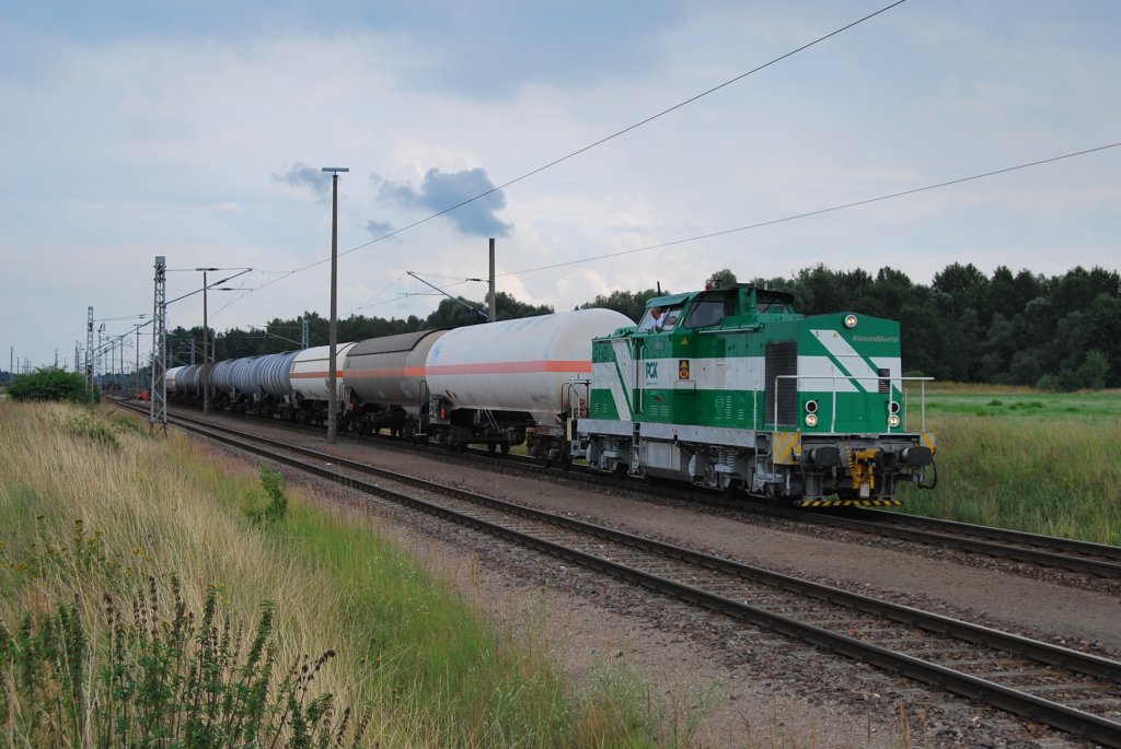 Eine V100 des PCK-Schwedt rangiert am  02.08.2010 in Stendell einen Kesselzug.