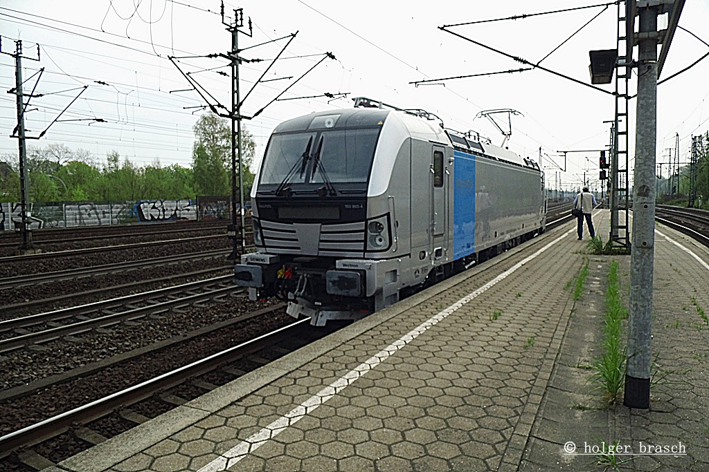 eine vectron fuhr solo durch harburg bhf am 12.05.13