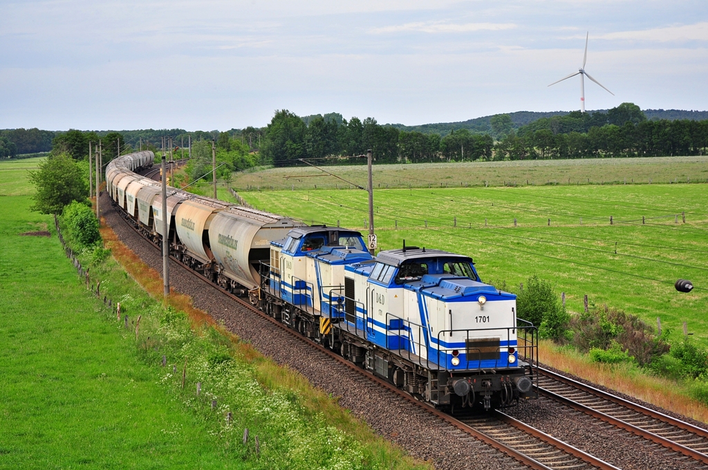 Einen  Msli-Zug  haben die beiden D&D V100 am Haken als sie am 17.06.2013 durch Ramelsloh rollen.