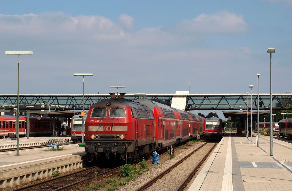 Einen der wenigen Sonntagsumlufe des BW Mhldorf konnte ich am 31.7.11 fotografieren. 218 406-6 zog die Regionalbahn nach Mnchen Hbf und 218 444-8 schob.