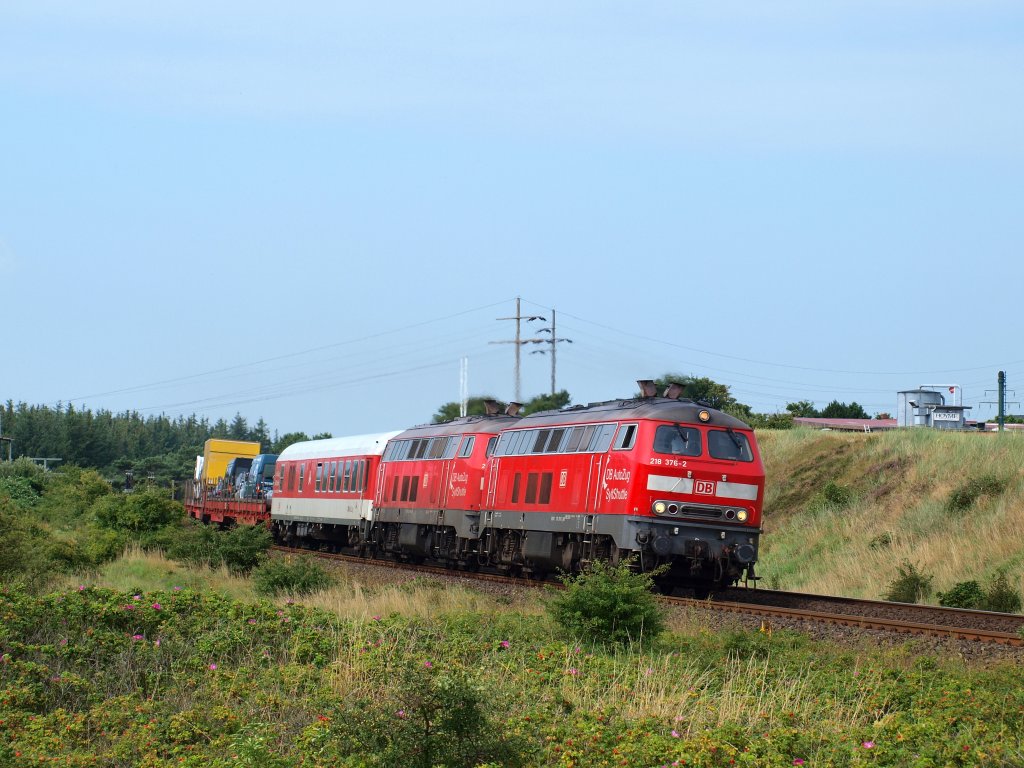 Einer der vielen Autozge an dem Tag wurde gezogen von 218 376-2 und einer weiteren 218. Gleich befahren sie den 11 KM langen Hindenburgdamm. 