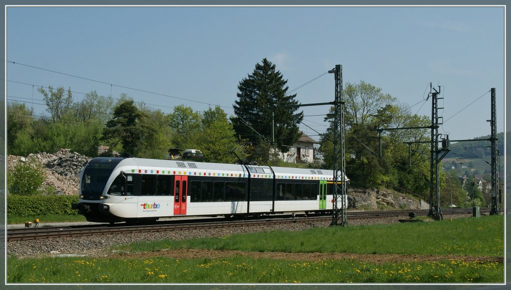 Einer der wenigen noch gepunkteten Thurbo-GTW, hier als S22 unterwegs von Blach nach Singen bei der Einfahrt in Engen. 
22.04.2011