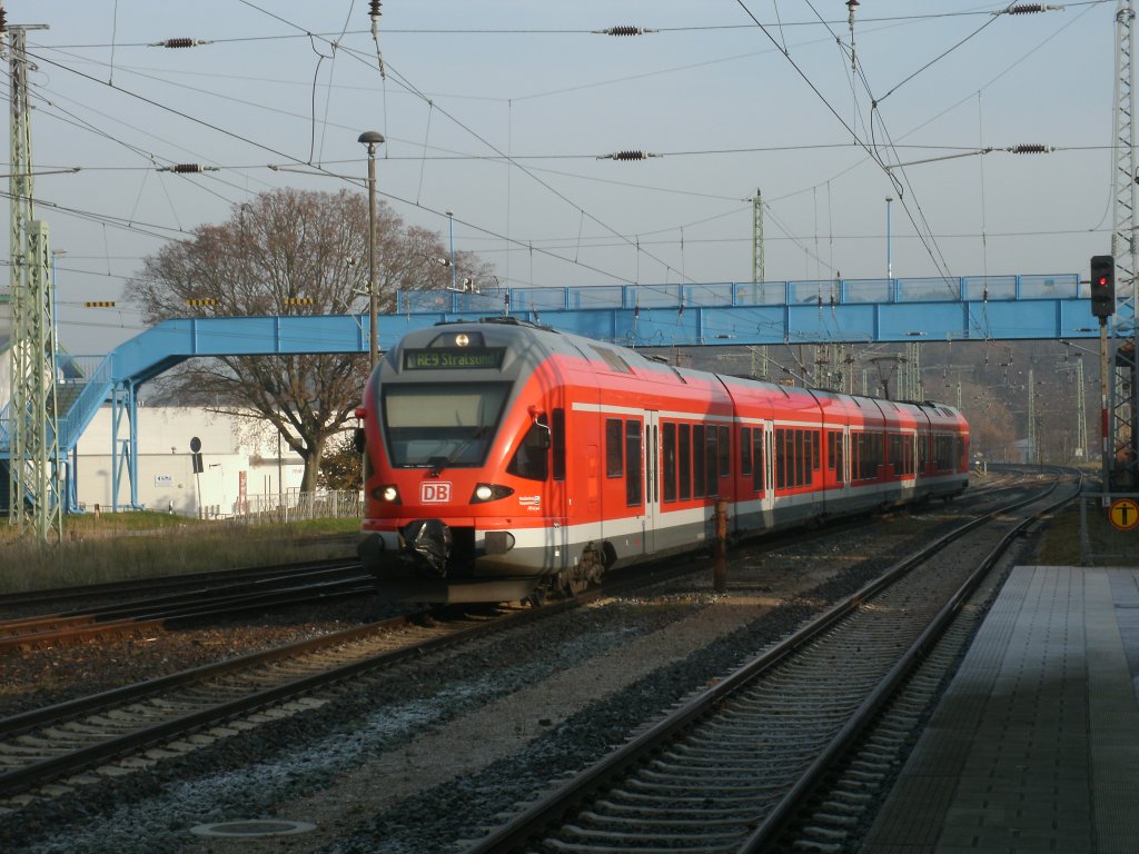 Einfahrende RE Binz-Stralsund,am 13.November 2011,gefahren von 429 029 in Bergen/Rgen.