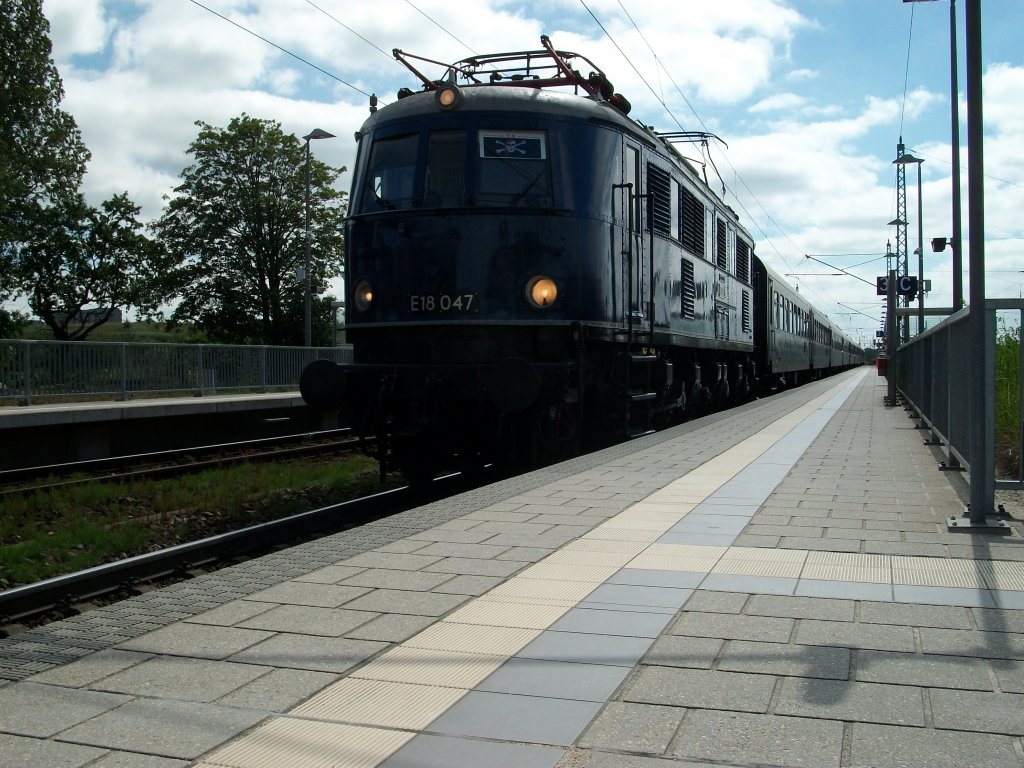 Einfahrt E18 047 mit dem Strtebecker-Sonderzug am 26.Juni 2010 in Bergen/Rgen.