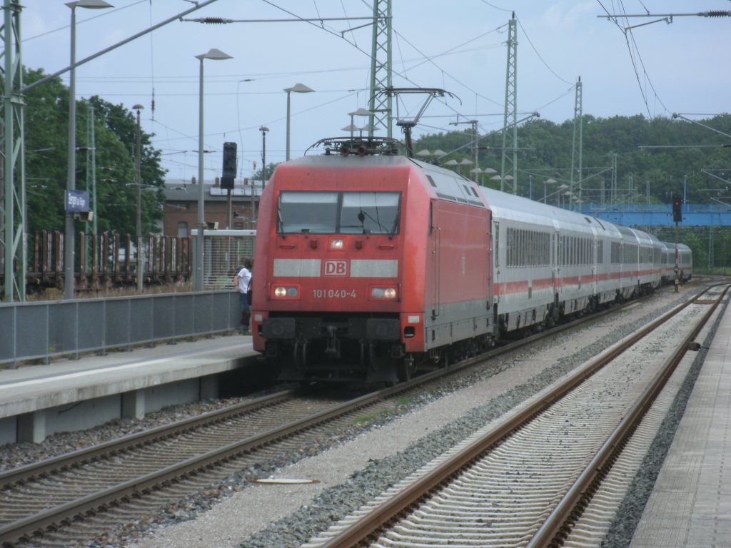 Einfahrt,am 01.Juli 2012,in Bergen/Rgen:IC 2213 Binz-Stuttgart mit 101 040-4.