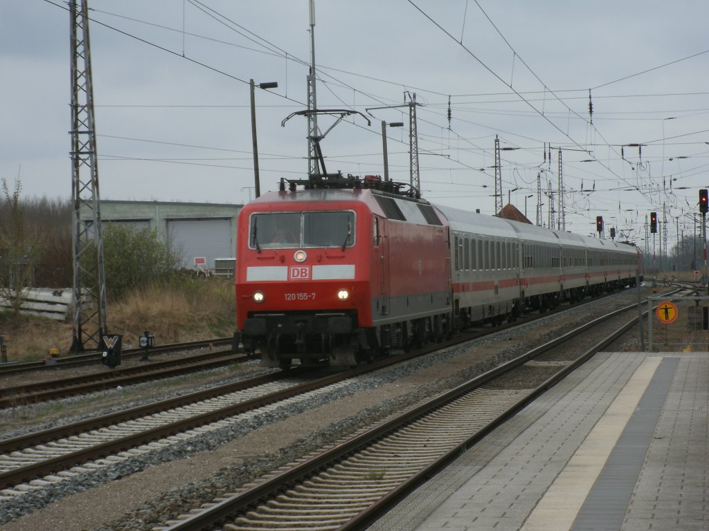 Einfahrt,am 27.April 2013,in Bergen/Rgen hatte der IC 2357 aus Leipzig,mit 120 155-7 und am Schlu 120 137-5,der nachdem Halt weiter nach Binz fuhr.