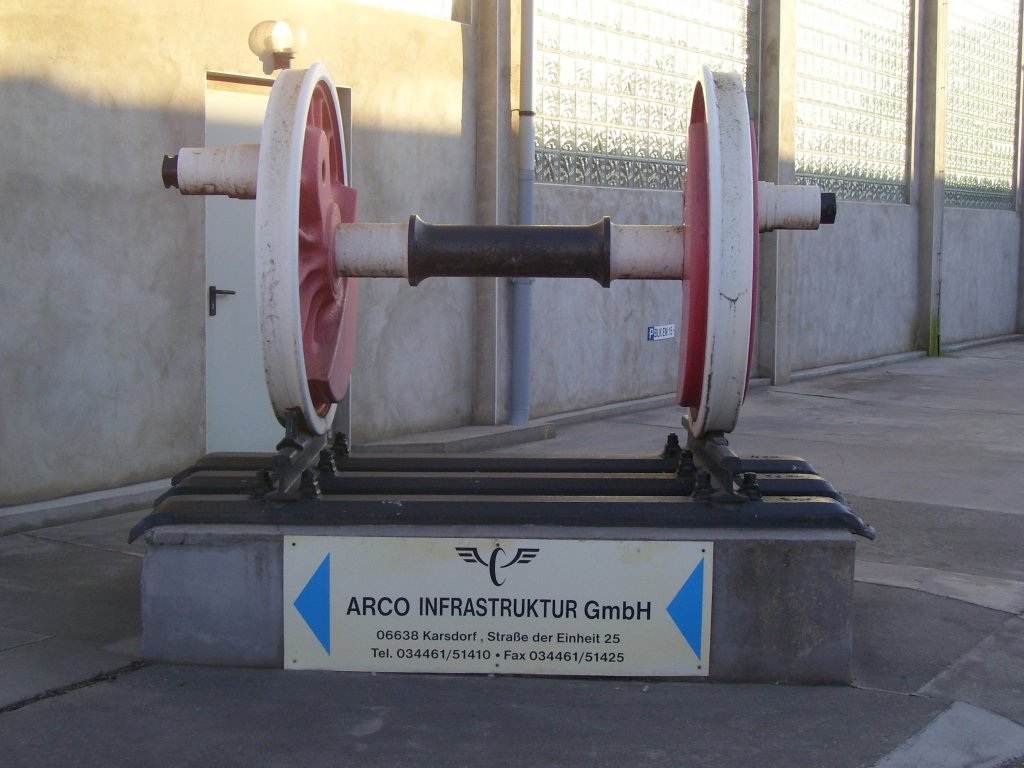 Eingang zur Arco Infrastruktur GmbH in Karsdorf. Das ist die Treibachse der 86 1760-1 (ehem. Erfurter Industriebahn), die Ende der 80er Jahre im VEB Zementwerke Karsdorf verschrottet wurde; 26.01.2008
