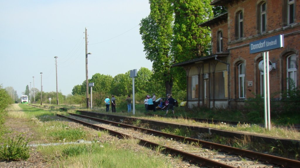 Einige Leute warteten am 01.05.2012 im Bf Donndorf auf die Durchfahrt des 1.  Unstrut-Schrecke-Express  auf der R�ckfahrt von Ro�leben nach Erfurt Hbf. Seit langer Zeit befuhr wieder ein Zug diesen Streckenabschnitt der Unstrutbahn. (Foto: G�nther G�bel)
