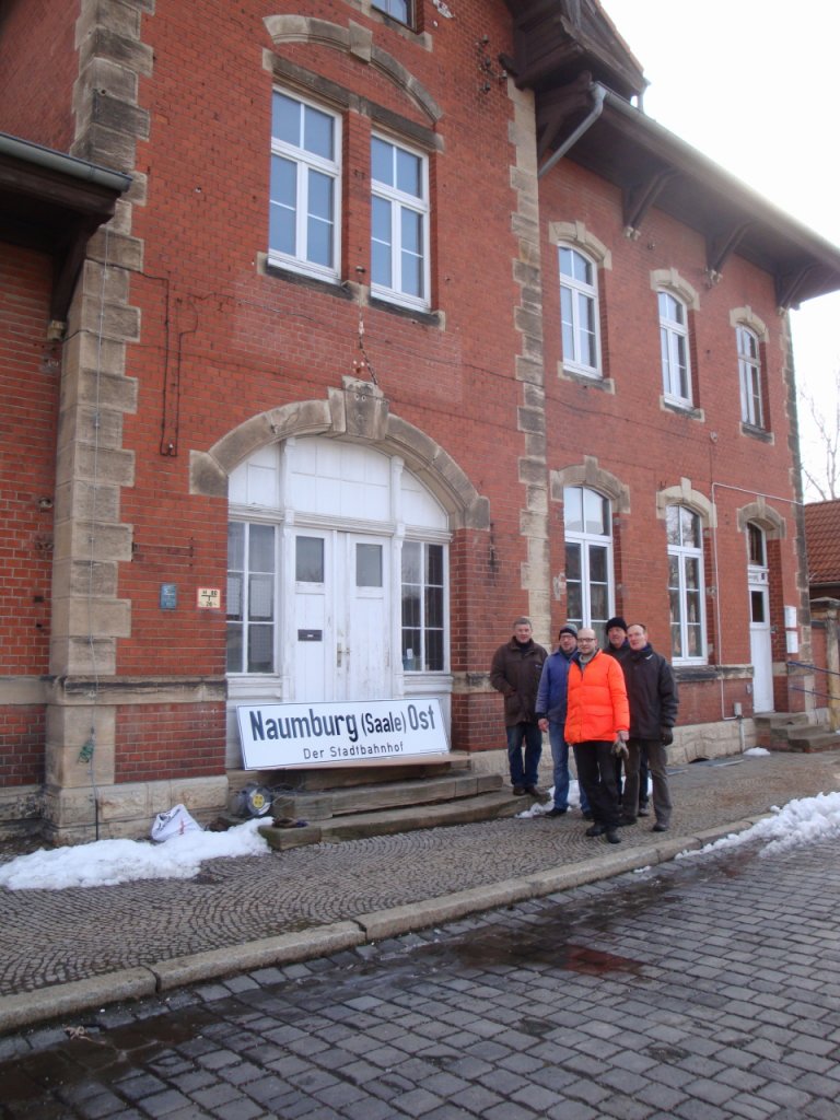 Einige Mitglieder der IG Unstrutbahn e.V. am 02.03.2013 w�hrend dem Arbeitseinsatz mit dem neuen Stationsschild in Naumburg Ost. (Foto: G�nther G�bel)
