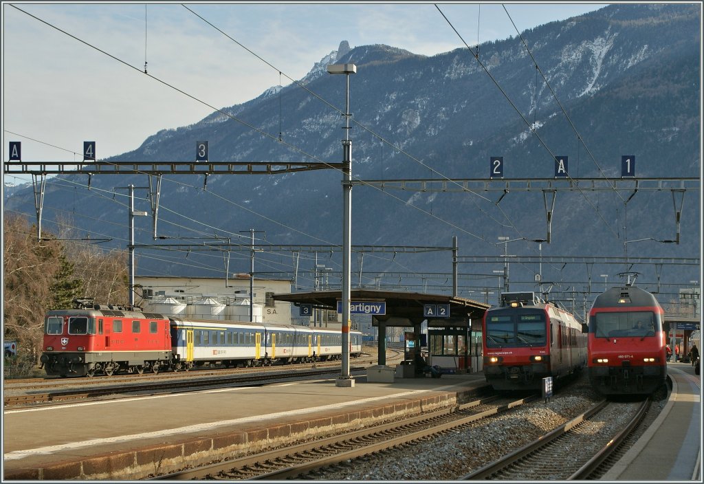 Einiges los in Martingy an diesem Sonntag: 
Re 4/4 II wartet auf einem Abstellgleis auf ihren nchsten Einsatz und auf Gleis 2 muss eine Domino die berholung vom IR auf Gleis 1 abwarten.
27. Jan. 2013