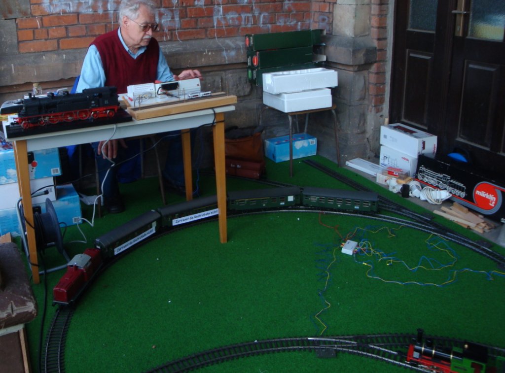 Eisenbahnbetriebsleiter G�nther beim steuern seiner Modelleisenbahn w�hrend unserem 6. Unstrutbahnfest in Ro�leben; 28.08.2011