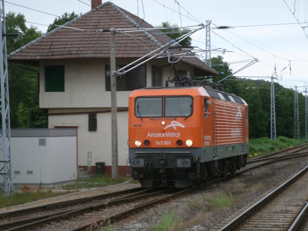 EKO 143 001,am 09.Juli 2011,neben dem ehmaligen Fahrdienstleiterstellwerk in Binz.