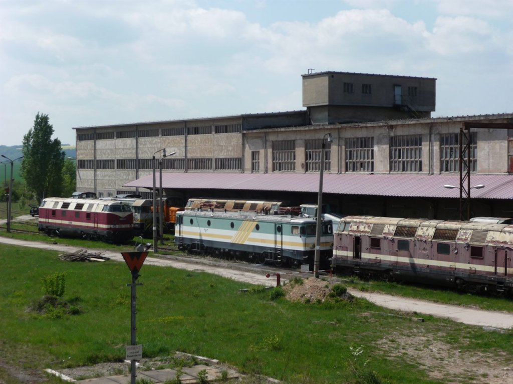 ELP 5250.05-5 (ex DB 228 742-3) + KEG 7001 + KEG 2002 (ex DR 228 706-8), am Zementwerk Karsdorf; 05.05.2011 (Foto: Klaus Pollm�cher)