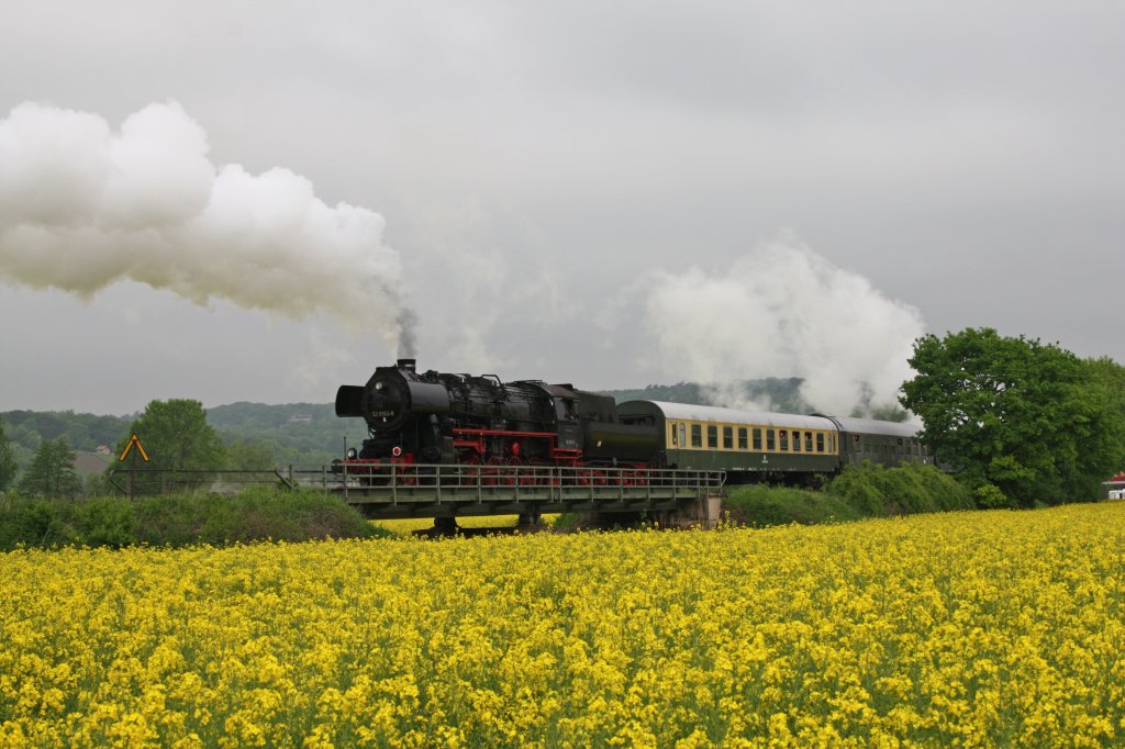 EMBB 52 8154-8 als Schlu�lok am DPE 37690 von Leipzig Hbf nach Freyburg, am 19.05.2013 bei Ro�bach. (Foto: Jens-Peter Ruske)