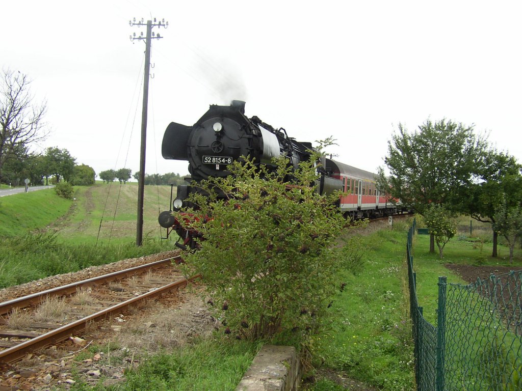EMBB 52 8154-8 als Schublok an einem Winzerfest-Sonderzug aus Leipzig, in H�he der ehemaligen Zuckerfabrik Laucha; 14.09.2003 (Foto: Klaus Pollm�cher)