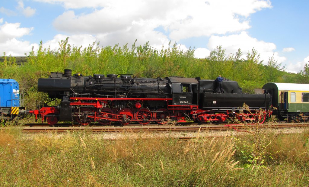 EMBB 52 8154-8 als Wagenlok im Winzerfestsonderzug aus Leipzig, am 08.09.2012 im alten Bf Karsdorf.