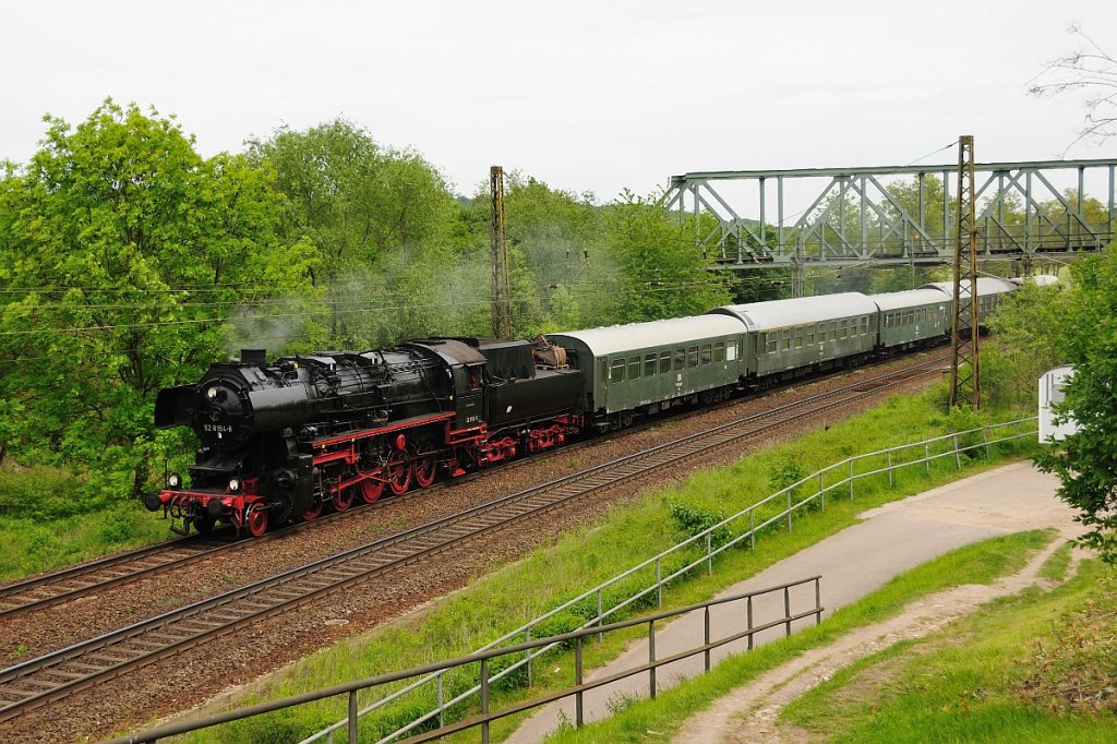 EMBB 52 8154-8 auf der Fahrt von Leipzig zum Bw Fest nach Weimar, am 18.05.2012 in Naumburg Hbf. Der Zug wurde in Naumburg Hbf mit weiteren Loks vereinigt. (Foto: Torsten Barth)