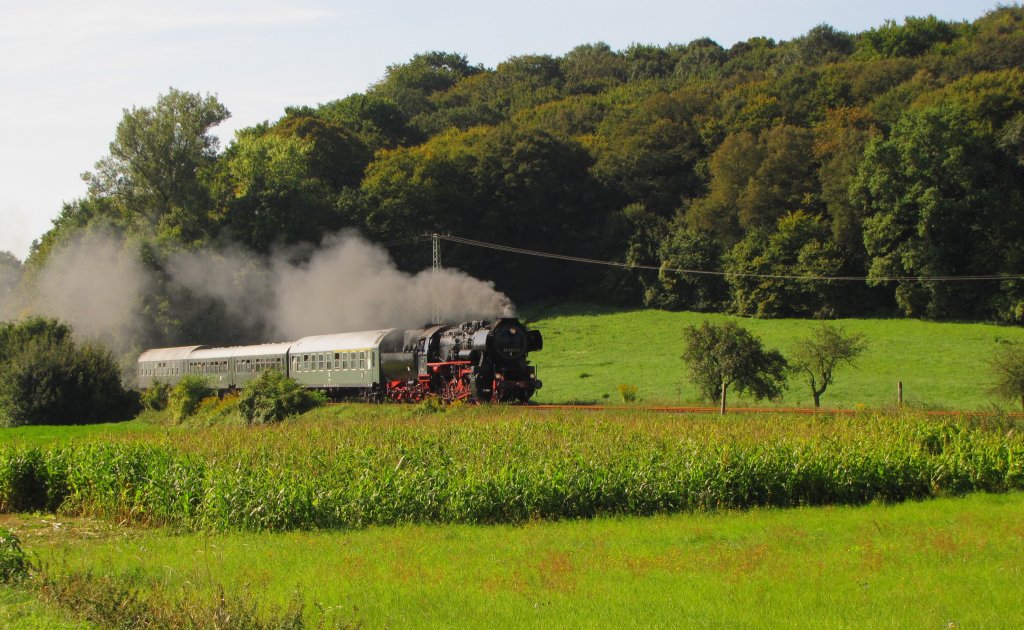 EMBB 52 8154-8 (ex DR 52 4896) mit dem DPE 39135 von Leipzig-Plagwitz nach Karsdorf, bei Kleinjena. Der Sonderzug brachte Touristen zum Freyburger Winzerfest; 11.09.2010