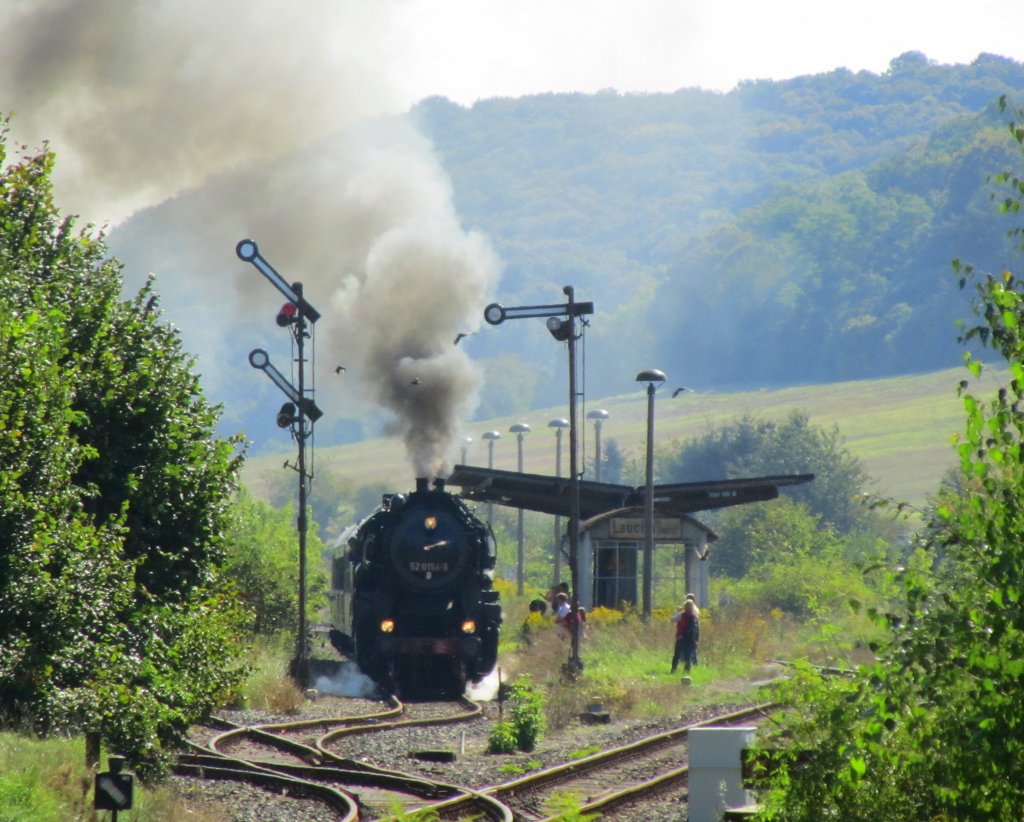 EMBB 52 8154-8 (ex DR 52 4896) mit dem DPE 39135 von Leipzig-Plagwitz zur Abstellung nach Karsdorf, nachdem die Weintouristen den Zug in Freyburg verlassen haben. Hier zusehen bei der Ausfahrt in Laucha; 11.09.2010 (Foto: Dieter Thomas)